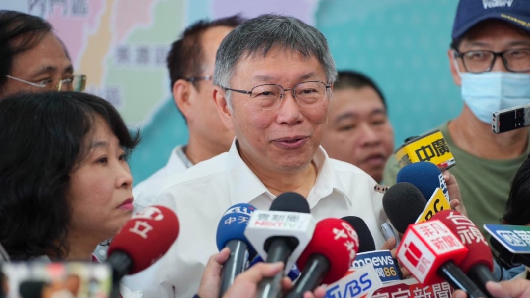 柯文哲6日在高雄美濃競選總部替立委參選人曾尹儷站台,並接受媒體聯訪。民眾黨提供