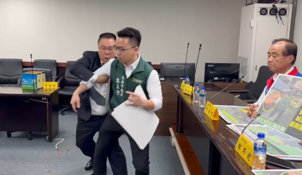 台南市議會國民黨團6日舉行記者會控訴民進黨立委林宜瑾涉賄選,民進黨議員朱正軒到場踢館,雙方發生拉扯衝突。翻影畫面