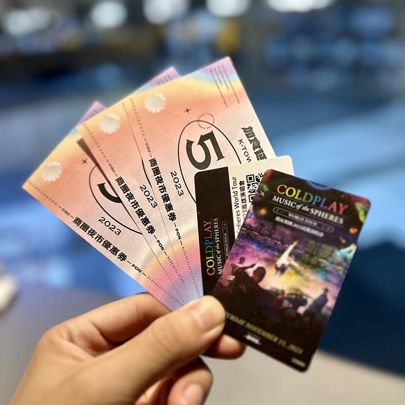 憑COLDPLAY演唱會門票兌換商圈夜市優惠券,為保持票卡的完整性,市府也特別進階服務,透過掃描票卡QR Code進行兌換驗證,不會留下記號,更不會影響入場,請樂迷放心,踴躍領取。圖/高雄市政府經濟發展局