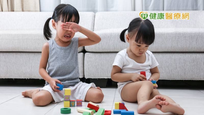 「爸媽偏心！」ADHD孩子與兄弟姊妹吵架　父母該如何處理手足衝突？