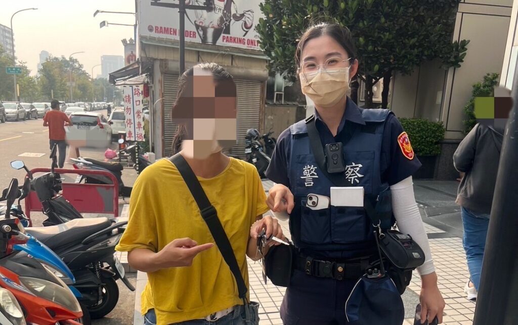 ▲圖說:馮女拿著失而復得的鑰匙,開心直呼「警察太神啦!」 (圖/台中市政府提供)