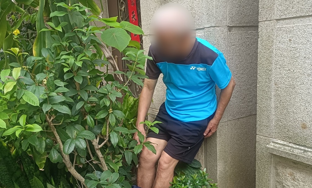 ▲圖說:伯伯初來乍到踏出門就迷失,不安地躲在植栽後方 (圖/台中市政府提供)
