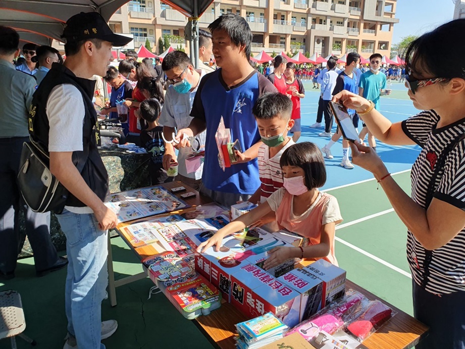 ▲圖說:沙鹿高工「創校70週年校慶」,中市警防詐宣導團全力出擊 (圖/台中市政府提供)