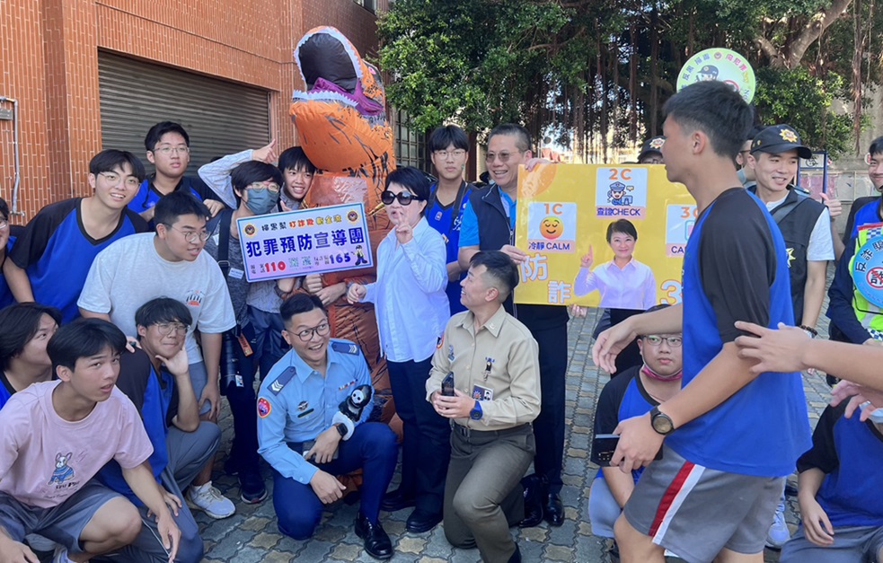 ▲圖說:市長盧秀燕特別蒞臨典禮會場,與警察局一同向市民進行防詐騙宣導 (圖/台中市政府提供)