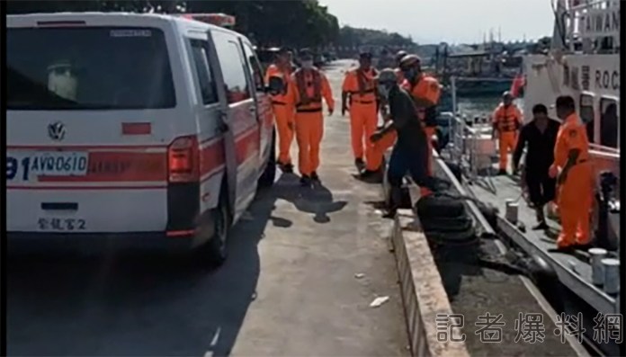 枋山外海漁工被魟魚刺傷 海巡署巡防艇接駁送醫 64 3 1 | 社會 社會 記者爆料網