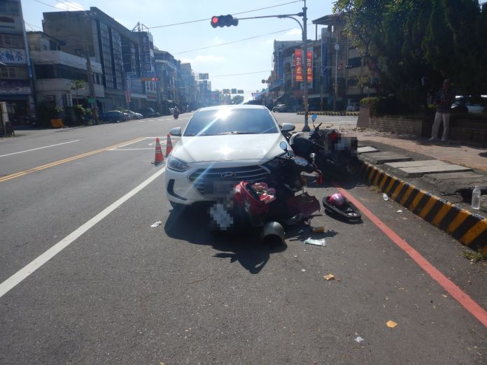 (有片)精神狀況不佳肇事! 男子駕車衝入逆向車道撞3輛機車釀3傷 61 3輛機車,現場一片凌亂。民眾提供 1 | 社會 社會 記者爆料網