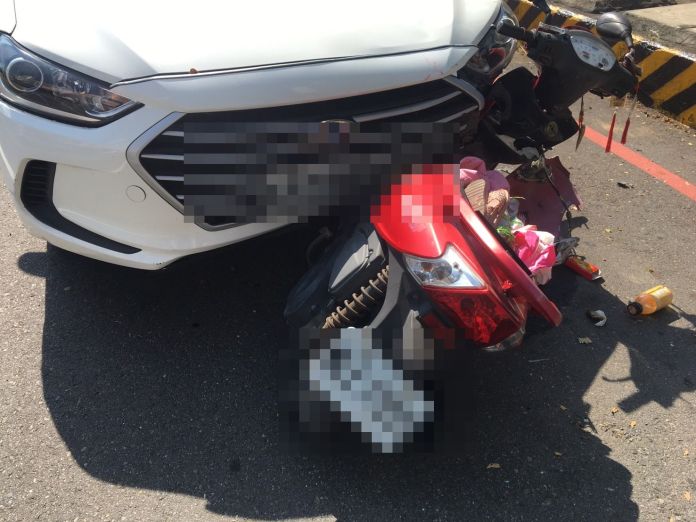 (有片)精神狀況不佳肇事! 男子駕車衝入逆向車道撞3輛機車釀3傷 62 2 | 社會 社會 記者爆料網