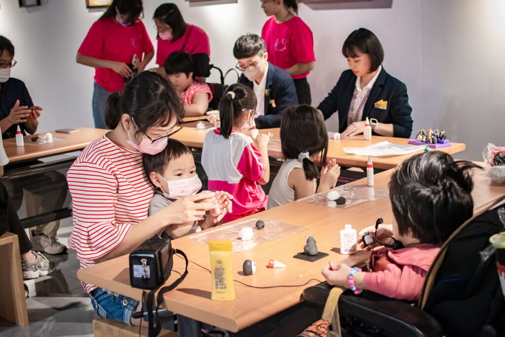 輕黏土DIY體驗課程,由愛心教養院院生擔任小老師。(圖-滬尾藝文休閒園區)