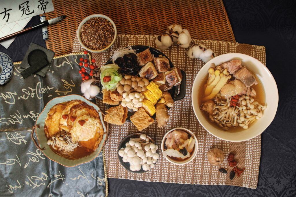 台北凱撒王朝餐廳-冬令進補暖心佳餚(左起為麻油菇菇煎蛋、家傳羊肉爐、苦茶油雞,下方為單盅的黑蒜花膠燉螺頭)