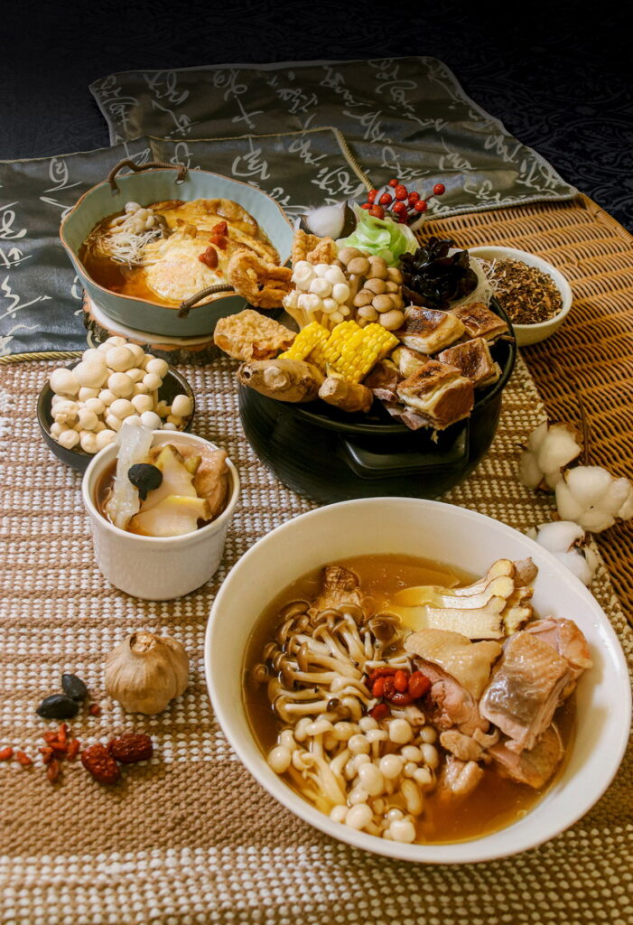 台北凱撒王朝餐廳-冬令進補暖心佳餚(上起為麻油菇菇煎蛋、家傳羊肉爐、黑蒜花膠燉螺頭、苦茶油雞)