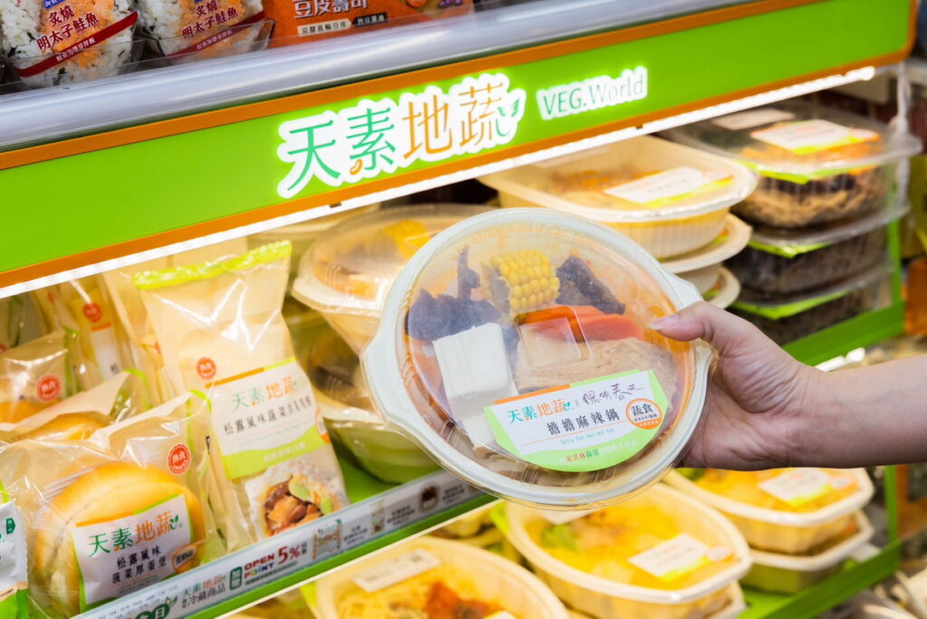 7-ELEVEN今年也首度於名鍋盛典推出蔬食品牌──天素地蔬與米其林綠星餐廳陽明春天全新開發「陽明春天擔擔麻辣鍋」以花椒、辣椒、孜然等香料和大量蔬菜調製湯底,完整呈現湯頭原味。