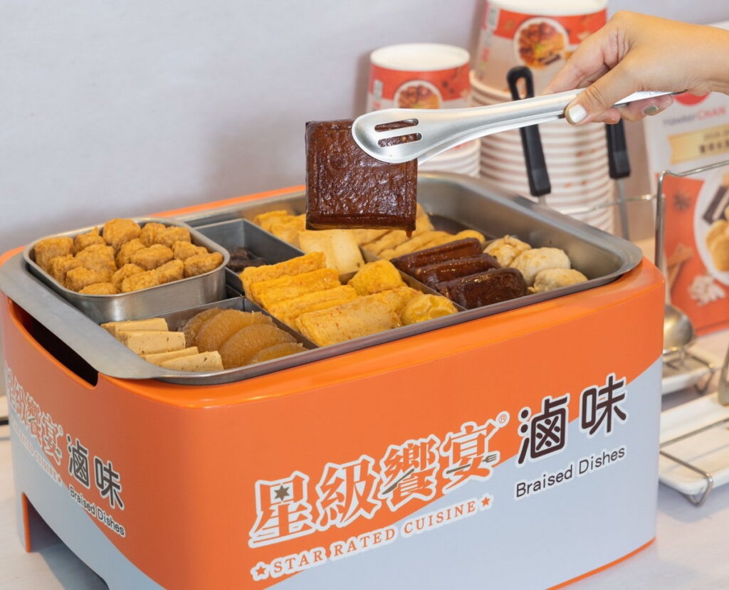 「星級饗宴-滷味」已陸續於全台4,000間門市販售,將於11月15日推出香滷入味的新品「香滷大豆干」、「韓式辣味魚糕」、「香濃芋頭燒」