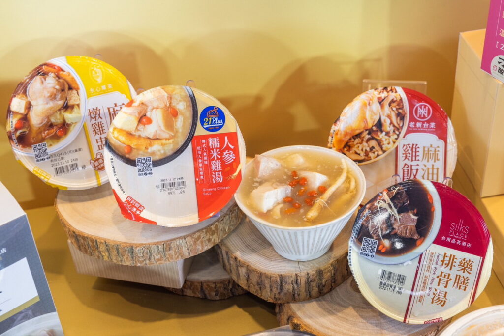7-ELEVEN祭出多款個人化湯品,與21風味館、台南晶英酒店、老新台菜、永新鳳茶等餐飲品牌強化食補概念推出麻油雞湯、藥膳排骨湯、人參雞湯等,讓消費者24小時隨時品嚐溫暖星級滋味。