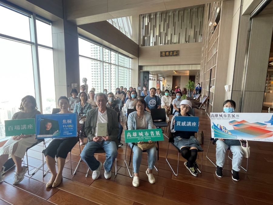 ▲「2023高雄城市書展」11/11正式開幕, 5場港都美食講座在承億酒店及承風書店登場,期間特別邀請到知名飲食文學作家焦桐(左3)到場分享飲食文學(記者王雯玲翻攝)