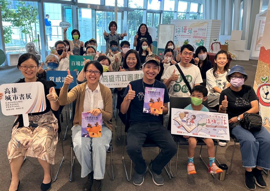 ▲經歷過人生百態及嘗試過數種職業的謝文憲(中者),4日以《告別被低估的高雄》為題,跟高雄民眾分享低估前的人生、熱情的價值觀(記者王雯玲翻攝)