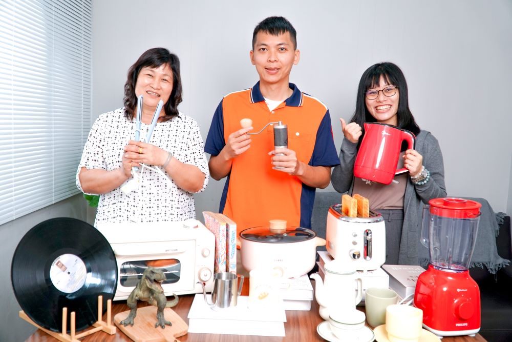 《圖說》鮮少使用且功能完好的二手物品可交給清潔隊循線收運資源回收車,或各區清潔隊。〈環保局提供〉
