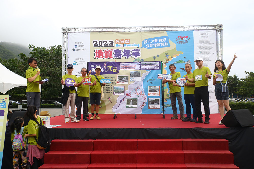 ▲(右起)地礦中心徐銘宏主任、宜蘭縣政府林茂盛副縣長及、地礦中心 邵屏華副主任、宜蘭縣立蘭陽博物館 陳碧琳館長、地礦中心許進忠主任秘書、地礦中心 黃智昭組長~為活動揭開序幕。(圖/地礦中心提供)