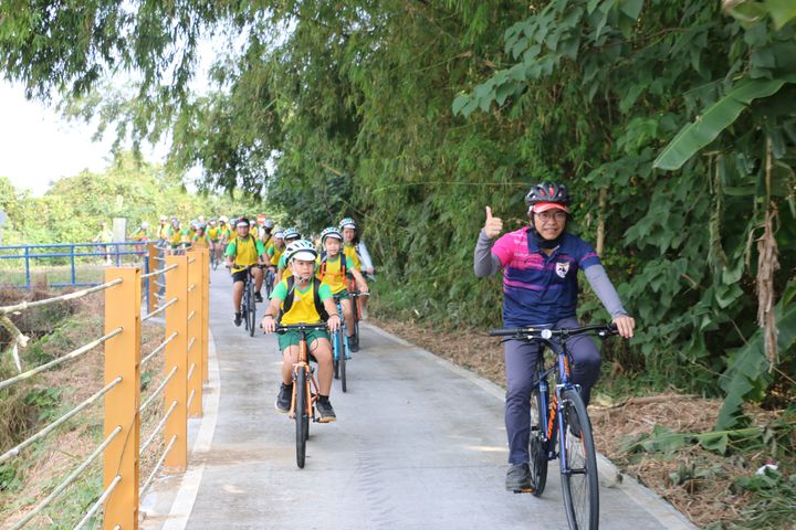 臺南市官田國小、吉貝耍國小師生一起以自行車體驗山海圳綠道風光。 圖:西拉雅國家風景區管理處/提供