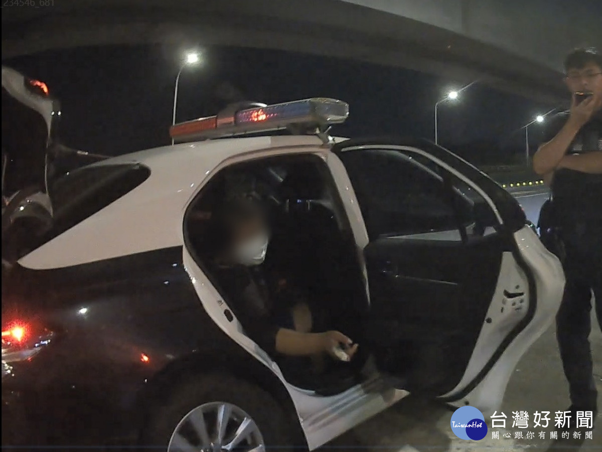 一名女子推著輪椅逆向走在快車道,警方派員協助。