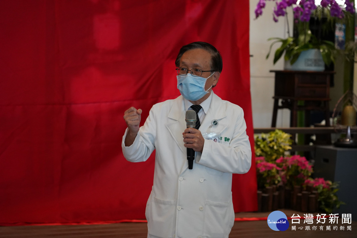 台中慈院院長簡守信以藝術家達文西做為人體解剖學的奠基者,讚譽達文西機械手臂對醫療的貢獻。