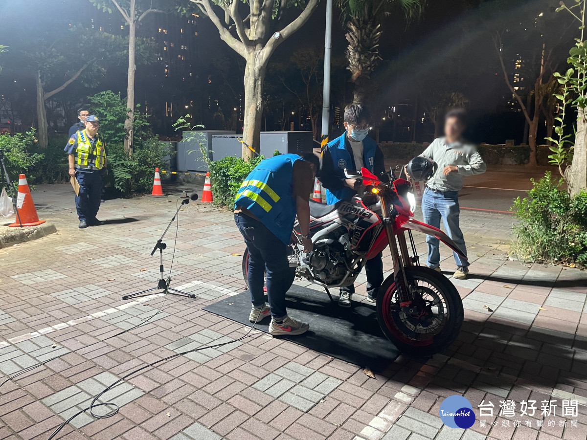 壢警青埔強力執行靜桃專案,聯合稽查取締改裝車。