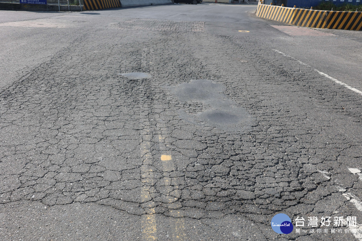 麥寮鄉「雲1-5線」道路因鋪面長年未改善更新,造成道路坑洞、路面龜裂功能不彰,影響民眾出入通行不便/林詩涵翻攝