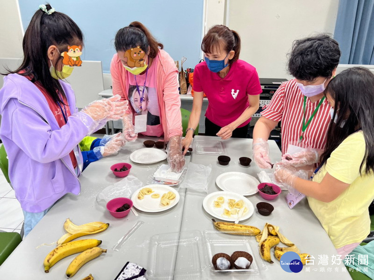 ▲新住民親子手作活動手作水果大福，吃出甜甜好味道，親子關係甜到心坎裡。