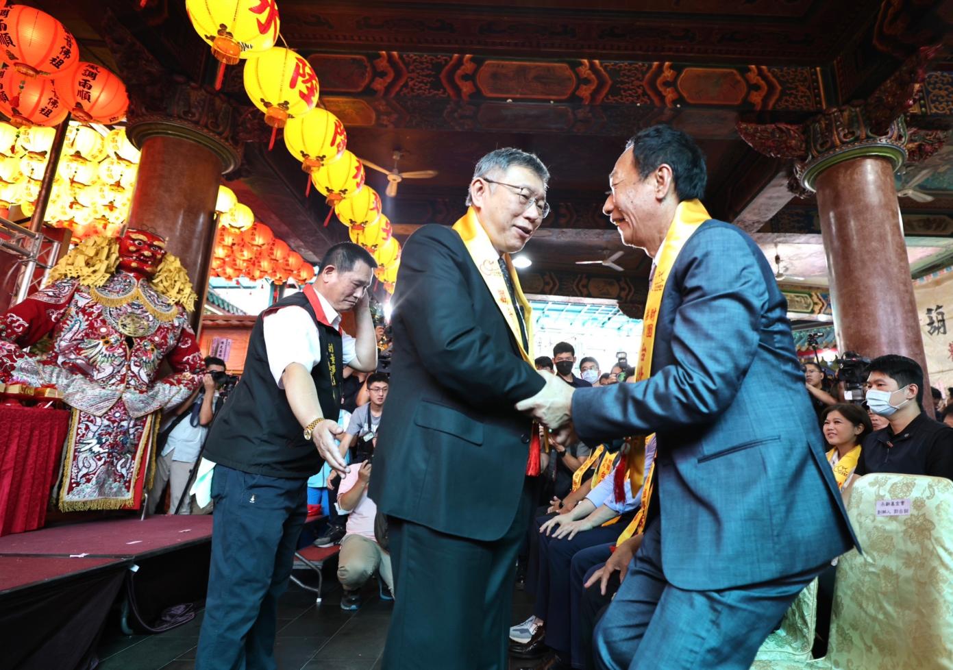 郭台銘、柯文哲2日出席葫蘆寺起駕大典，雙方互動熱絡。資料照片／林啟弘攝