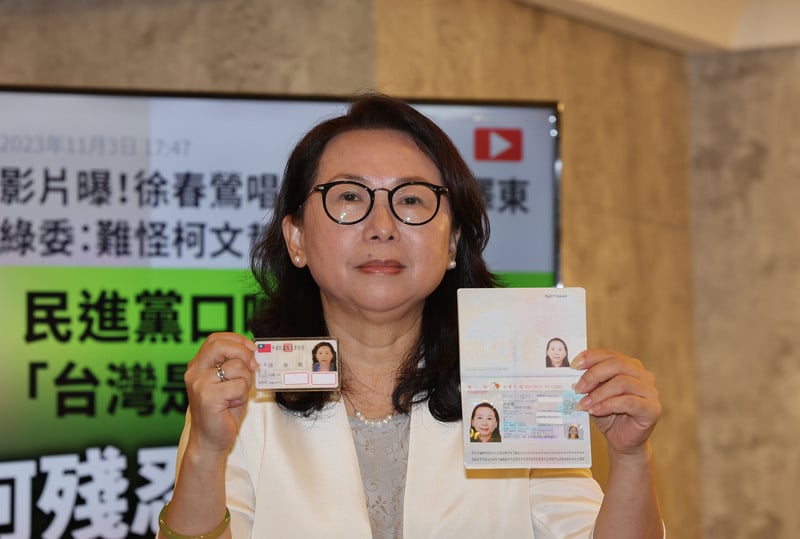 徐春鶯5日展示合法取得的中華民國身分證、護照,否認自己是共產黨員。中央社