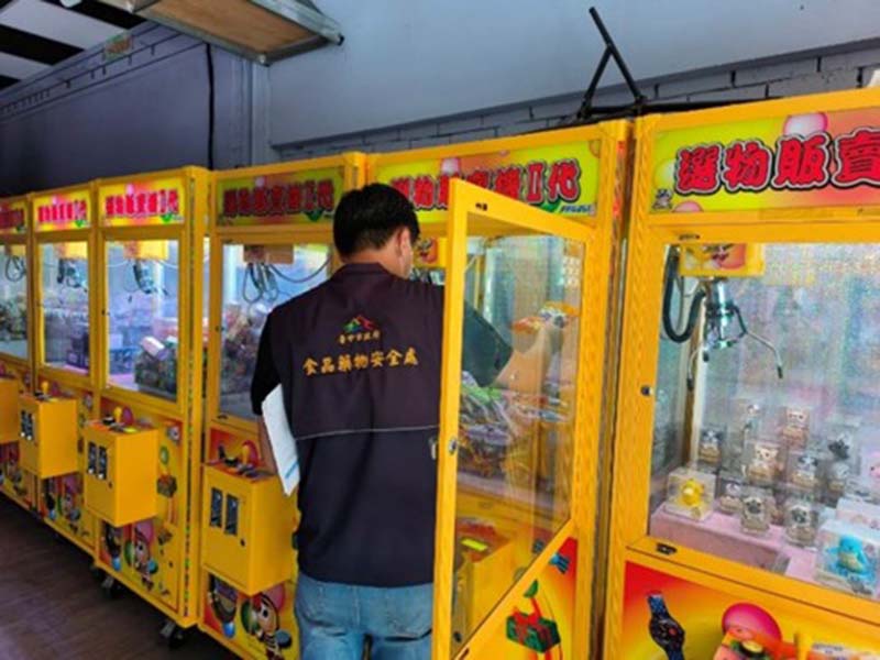 食安處查核娃娃機食品標示。圖/台中市食品藥物安全處