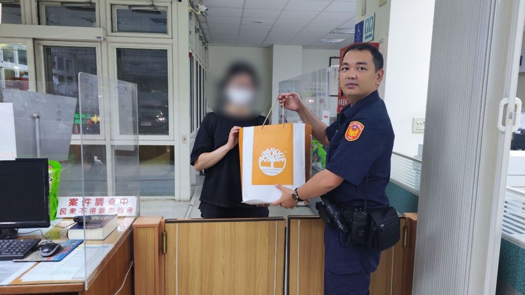 ▲圖說:陳女購物戰利品遺落公車候車處,員警調閱監視器循線追回 (圖/台中市政府提供)