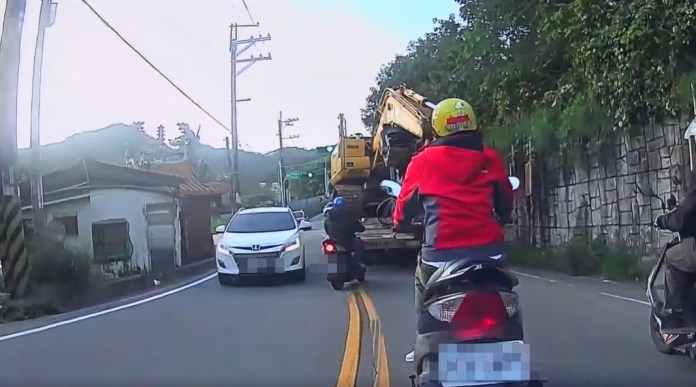 影/龜山1騎士疑逆向想超車 對向轎車急煞害後3機車撞成一團 70 1699322119242 | 社會 社會 記者爆料網
