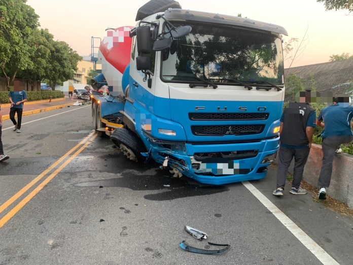 (有片)苗栗自小客車與預拌混擬土車相撞兩車重創 兩人受傷 66 | 社會 社會 記者爆料網