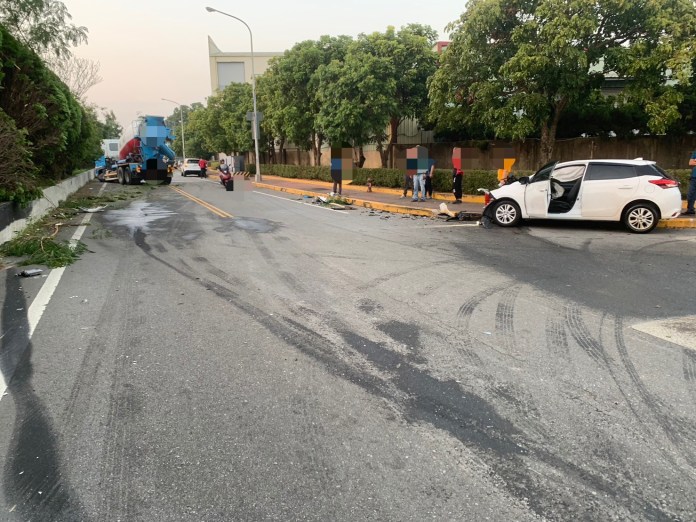 (有片)苗栗自小客車與預拌混擬土車相撞兩車重創 兩人受傷 67 | 社會 社會 記者爆料網