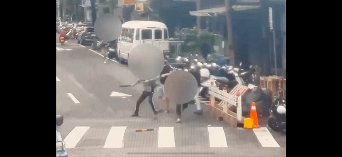 懷疑被人頭上種草 莽男撞進別人家一路追打到街頭 66 img 1810 1 | 社會 社會 記者爆料網