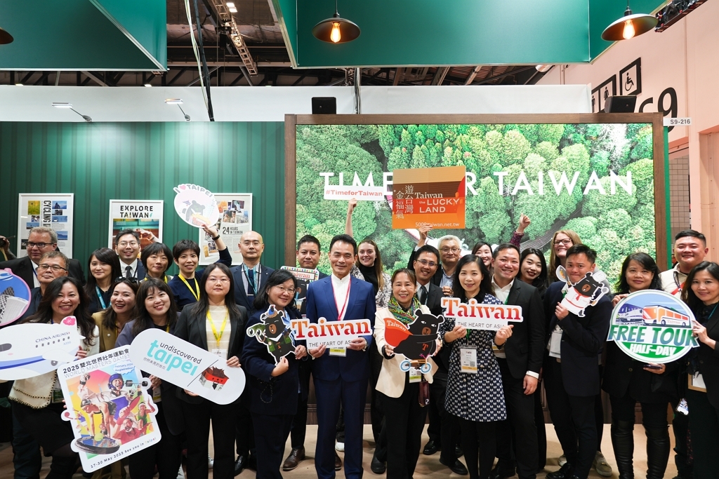 台灣代表團與駐英國台北代表處柳惠千公使合影 （圖：交通部觀光署）