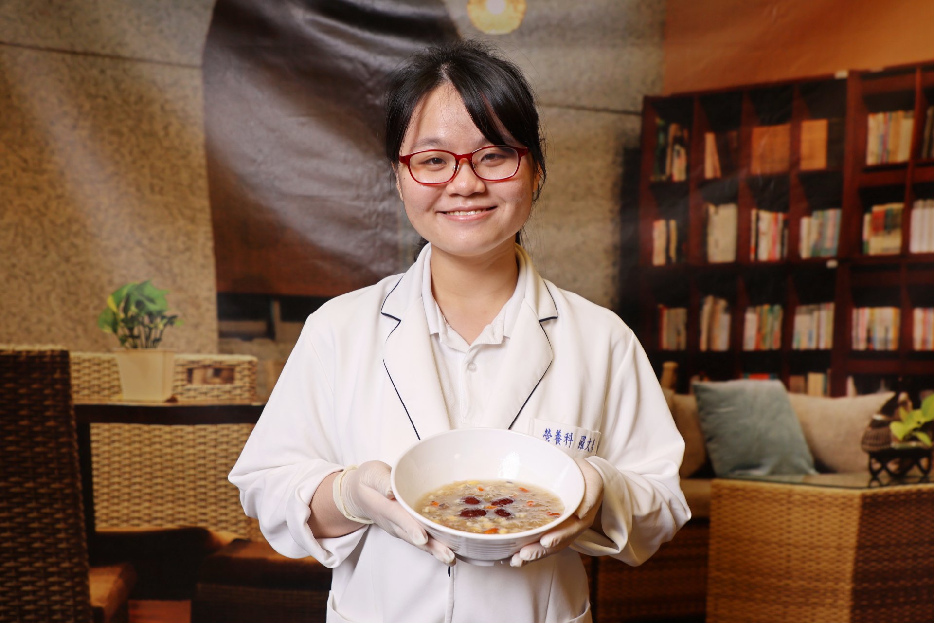 花蓮慈院營養師歐陽雯亭表示,銀耳富含膳食纖維,不僅能促進腸道健康,也能幫助調節生理機能;而鷹嘴豆與黃豆則是含有優質蛋白質。