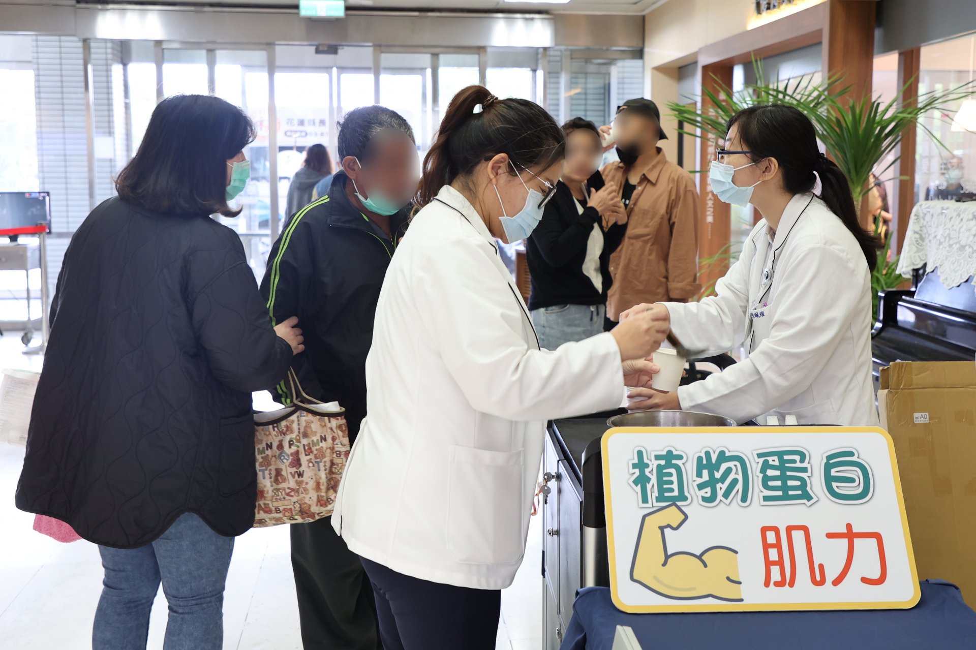 花蓮慈濟醫院在7日上午,以蔬食列車主題,推出應景健康DIY食譜「實神銀耳湯」,讓民眾以營養與元氣迎接冬天的到來。