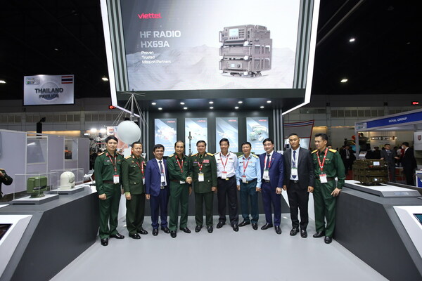 Senior Lieutenant General Phung Si Tan, Deputy Chief of General Staff of the Vietnam People's Army and a delegation from the Vietnam Ministry of Defense visited and worked at the booth of Viettel Group. Senior Lieutenant General Phung Si Tan, Deputy Chief of General Staff of the Vietnam People's Army and a delegation from the Vietnam Ministry of Defense visited and worked at the booth of Viettel Group.