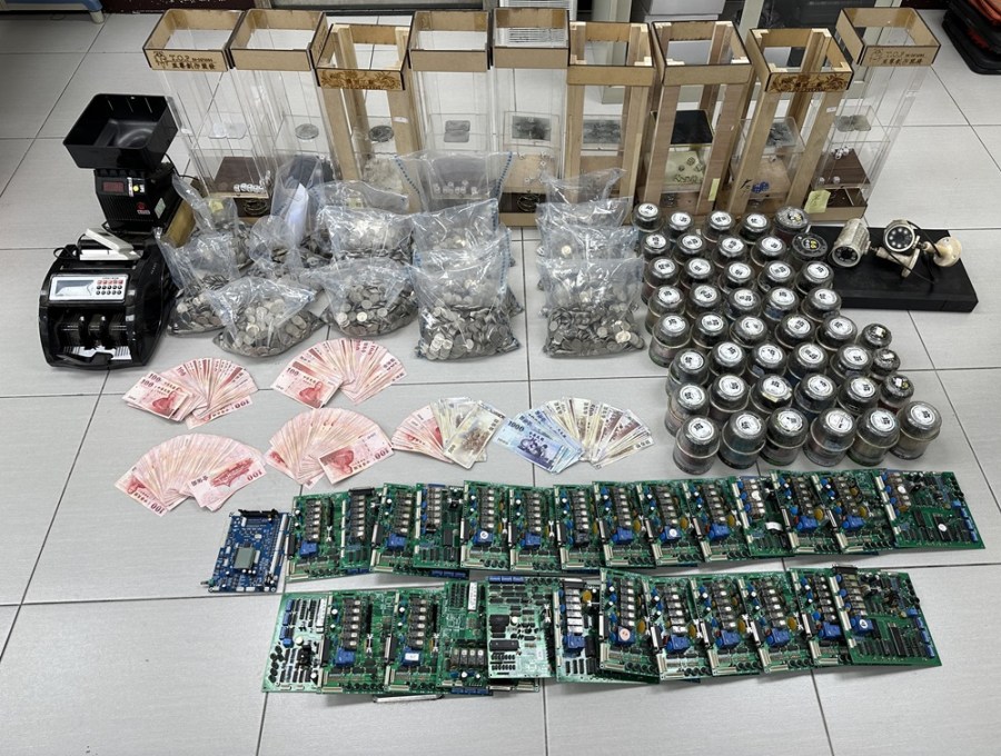 夾娃娃機店改造暗門 藏賭博電玩警攻堅逮7人 207 cnews204231107a02