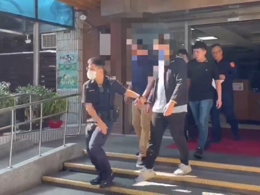 夾娃娃機店改造暗門 藏賭博電玩警攻堅逮7人 208 cnews204231107a04