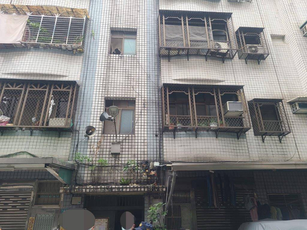 板橋區新興街公寓吸引10組人馬搶標，以581萬9999元拍定。(記者張欽翻攝)