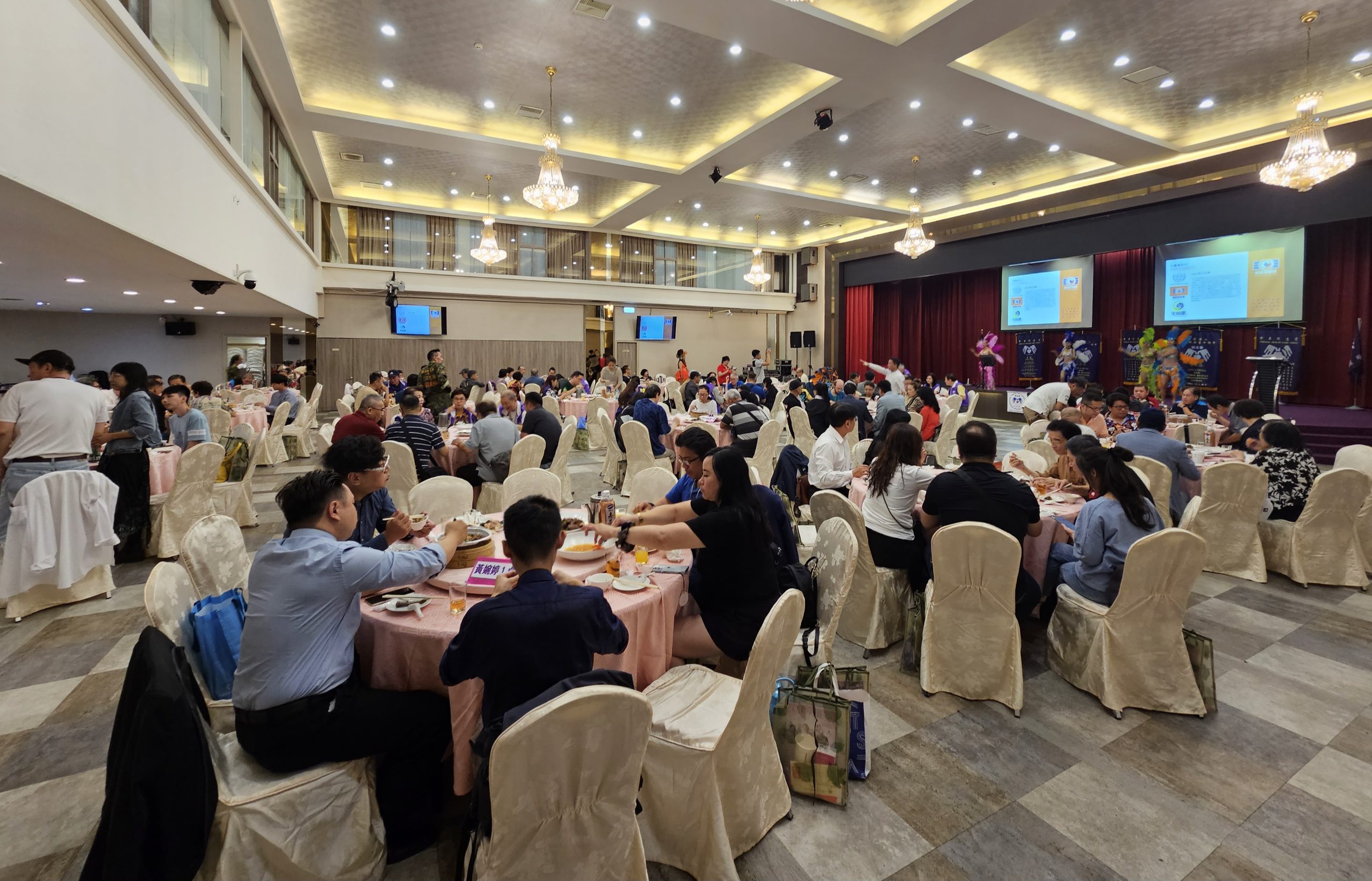 中華照生黨慈善造勢餐會,吸引了近200名會員與貴賓參加,熱鬧滾滾。(記者黃荷琇 拍攝)