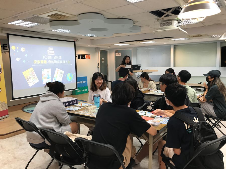 ▲職涯諮詢師(右前)帶領青年進行探索團體,透過桌遊模擬職涯人生(記者王雯玲翻攝)