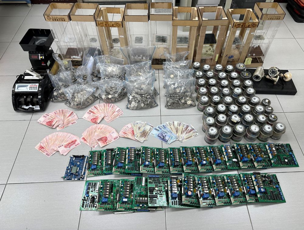 選物販賣店涉賭 娃娃機販賣店改造暗門換現金