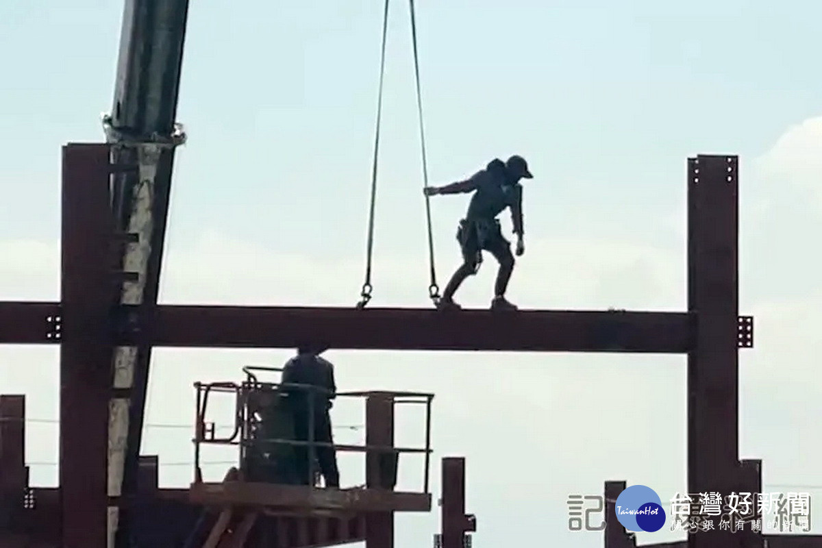 桃園市大園區一處占地千坪的倉儲廠房遭檢舉工人無安全防護措施進行施工。(圖/記者爆料網)