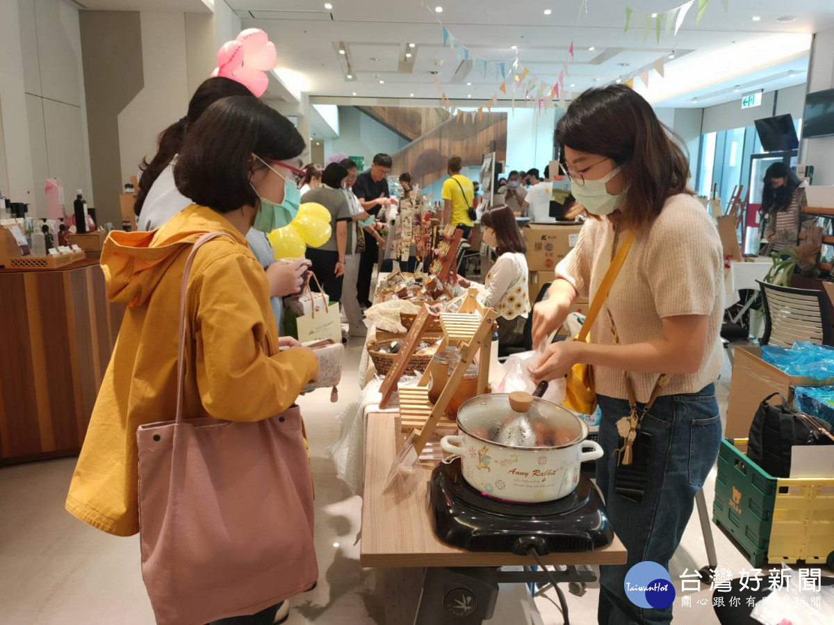 秀傳醫院今年成立醫町目康樂市集,好吃好逛又健康。圖/記者鄧富珍攝