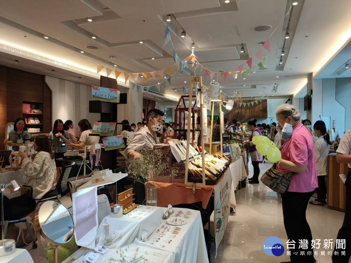 秀傳醫院今年成立醫町目康樂市集,好吃好逛又健康。圖/記者鄧富珍攝