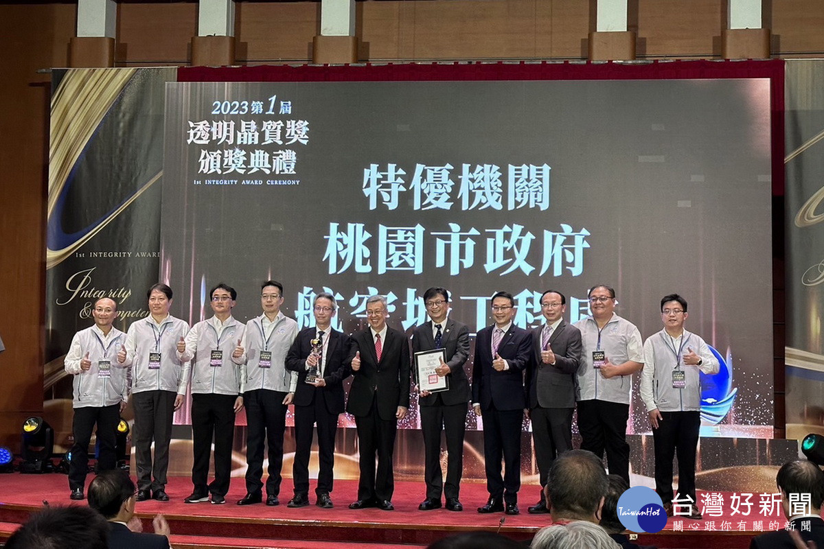 桃園航空城工程處得獎團隊與行政院陳建仁院長合影。<br /><br /> 