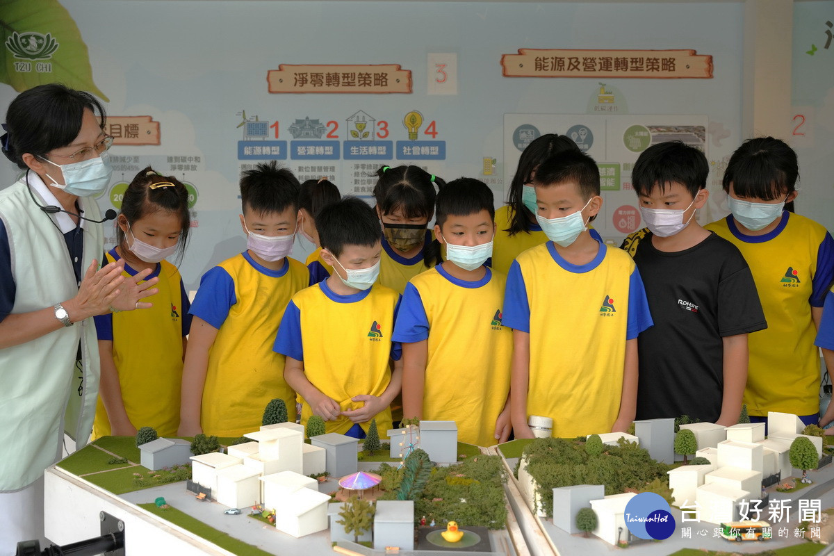 慈濟志工向參訪學生講解環保淨零等知識。(國立自然科學博物館提供)